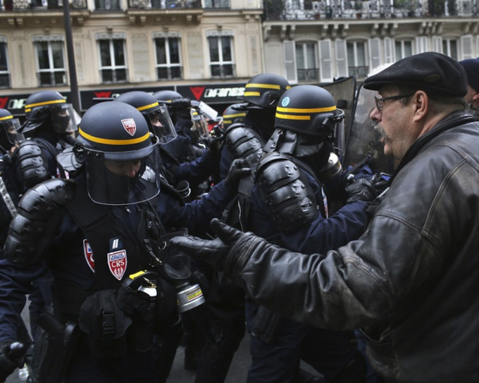 示威者一度与警方冲突，多人被捕。AP