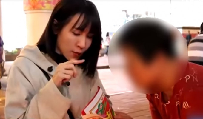 台灣女遊客在銅鑼灣打小人被騙。網上圖片