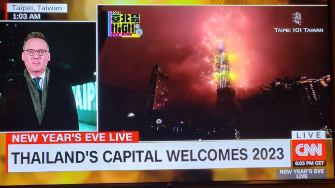 美國CNN播台北101大樓跨年煙花情況，標題卻誤寫「曼谷慶祝2023年」。 TWITTER圖
