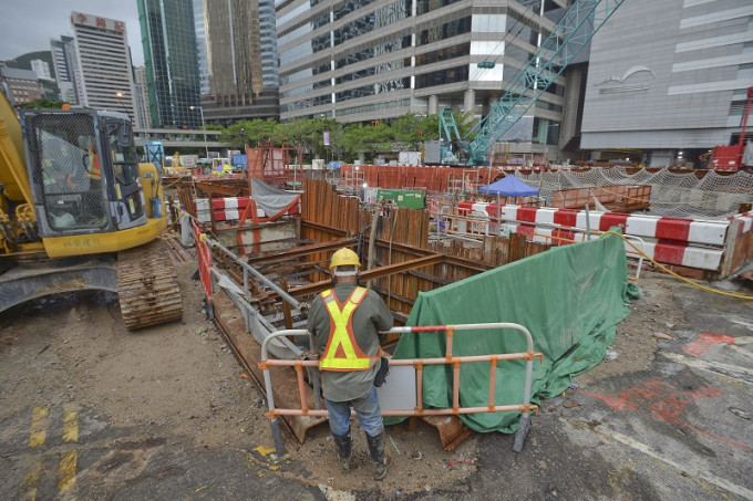 路政署已要求港鐵暫停挖掘會展站相關挖掘工程。黃賢創攝