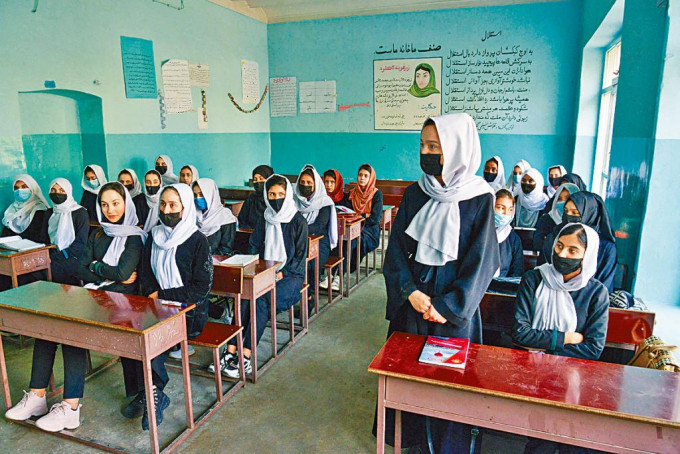 阿富汗首都喀布爾一所中學的女生在周三上課。