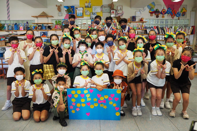陈茂波昨日出席一家小学的校庆活动，欣赏学生们精彩表演。陈茂波网志图片