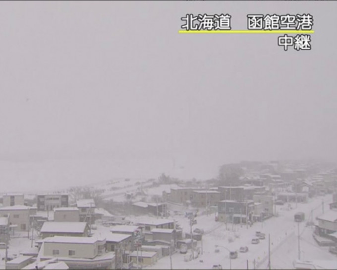 北海道函馆机场受暴雪影响，需暂时封闭跑道。Twitter图片