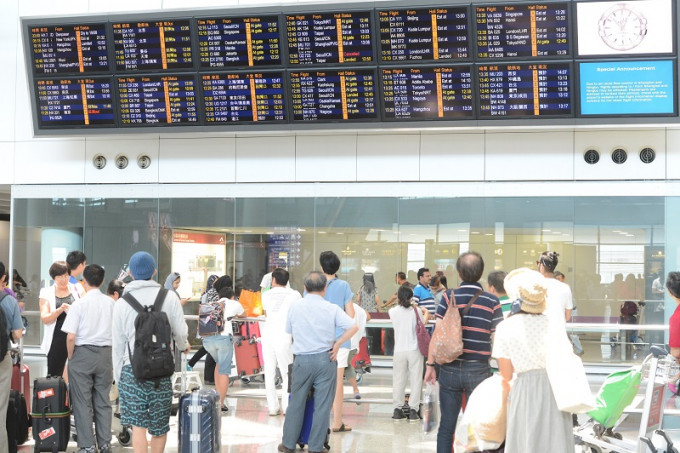 一名36歲日籍男遊客涉在機場入境大堂偷拍女子裙底被捕。資料圖片