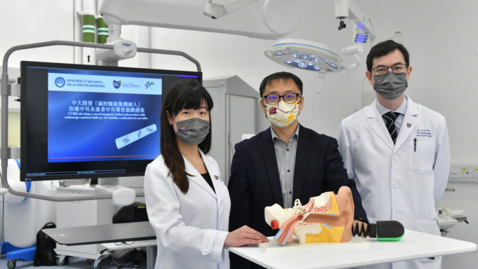 中大工程学院与医学院示范操作「磁控螺旋微机械人」。(左起)张慧子医生、张立教授、陈英权医生。陈极彰摄