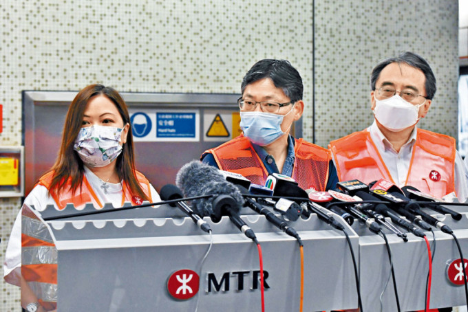港铁行政总裁金泽培（右）、运输及物流局局长林世雄（中）及运输署署长罗淑佩，向传媒交代事故。