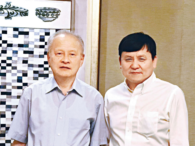 ■崔天凯（左）和张文宏在上海相会。