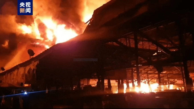 英視報道泰國商業區大火。