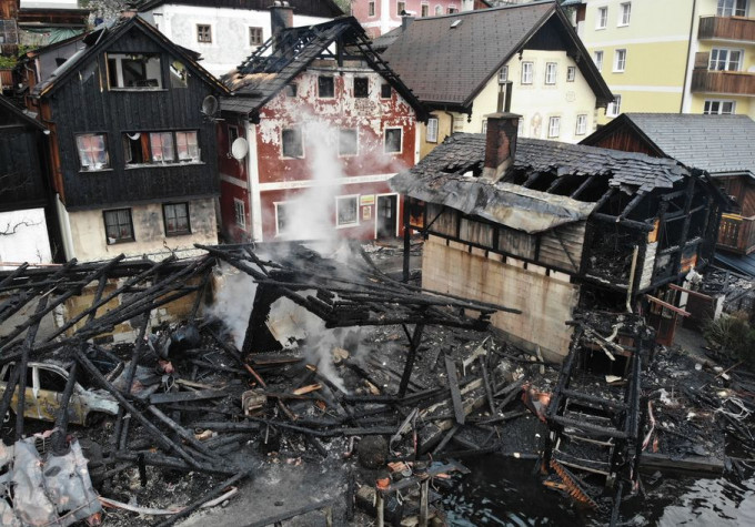 4栋木屋被烧毁。