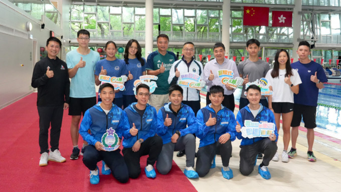 郭俊峯（后排右五）率领同事前往香港体育学院，联同学院院长蔡玉坤（后排右四）向运动员推广使用非触式e-道。