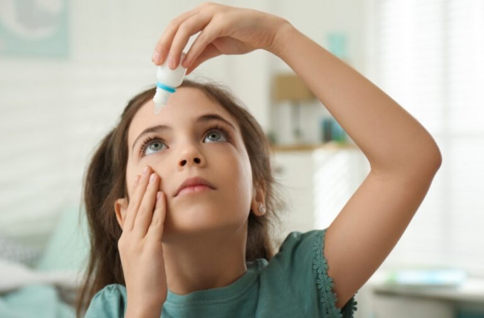 眼凝胶或其他眼药水一般由患眼乾人士使用。[示意图]