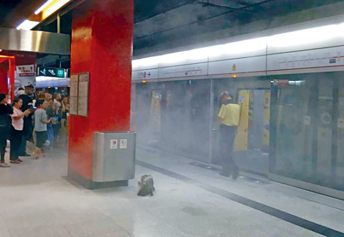 列車有乘客「尿袋」起火冒煙，荔枝角站月台煙霧瀰漫。
