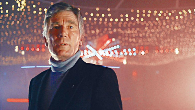 Mitchell在《轟天炮》飾演走私毒品的退休將軍。