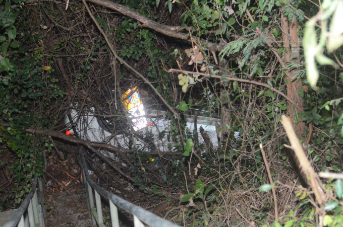 沙田私家車撞毀路牌鐵欄衝落山坡。
