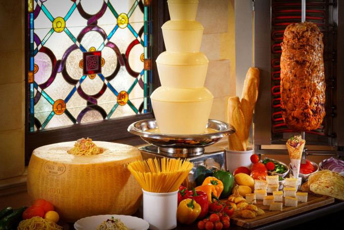 乐园首次带来意大利区内上盛的芝士王 - 帕马森乾酪，在宾客面前即场制作卡邦尼意粉，更有超过1米高的芝士喷泉。