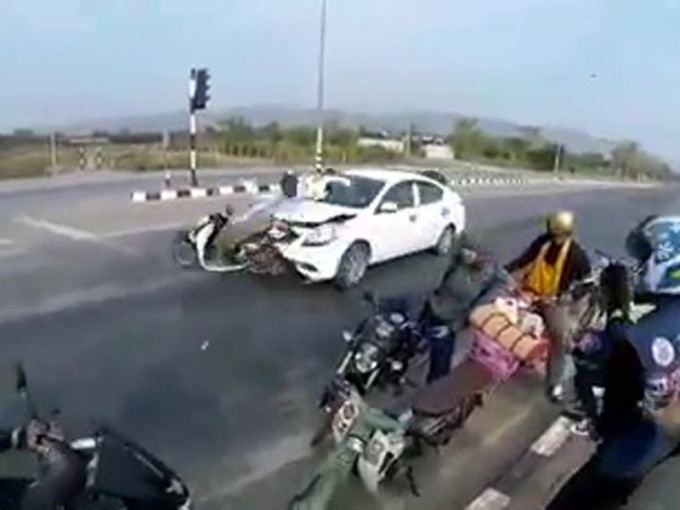 女鐵騎士遭汽車從後撞飛瞬間。（網圖）