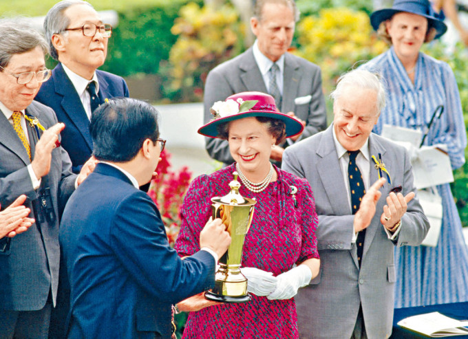 英女皇热爱马术，当年访港期间观看赛马会爱彼女皇杯赛事 。