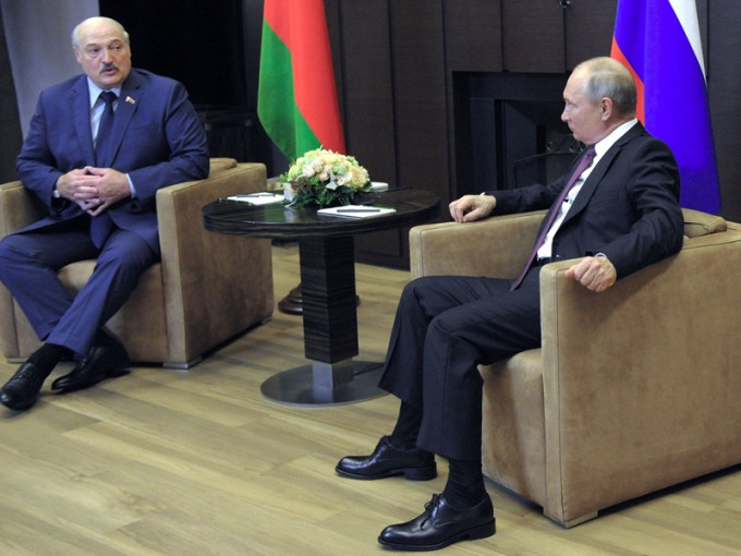普京在黑海沿岸城市索契接见白俄总统卢卡申科。AP