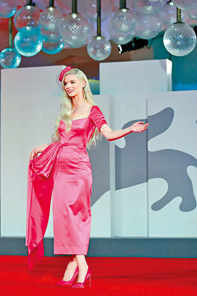 Anya Taylor-Joy出席新片威尼斯首映，變身Pink Lady非常搶眼。