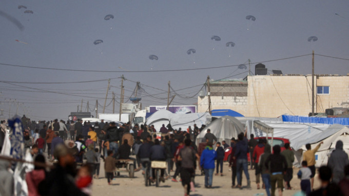 空投物资降落在加沙南部拉法市。 路透社