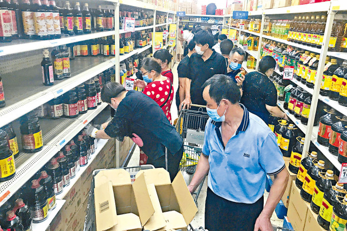 擔心封城，武漢市民超市掃貨。