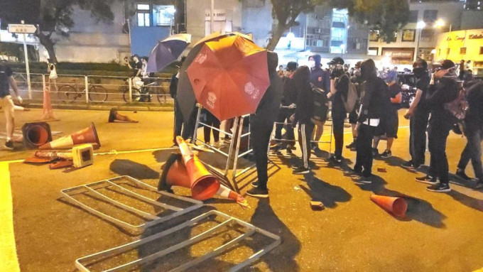 當晚屯門有示威者堵路破壞。資料圖片
