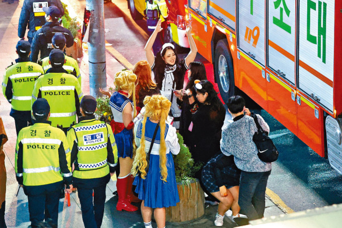 首尔救援人员救人期间，竟仍有人拒绝离场，并在街头跳舞。