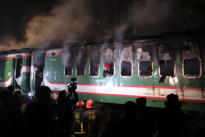 孟加拉有火车遭纵火，4人死亡。美联社