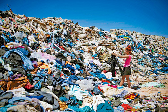 妇女在智利沙漠的旧衣堆中，寻找可重用的衣物。