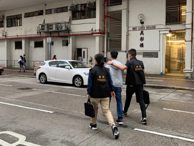 警方在深水埗區拘捕一名38歲姓李本地男子。