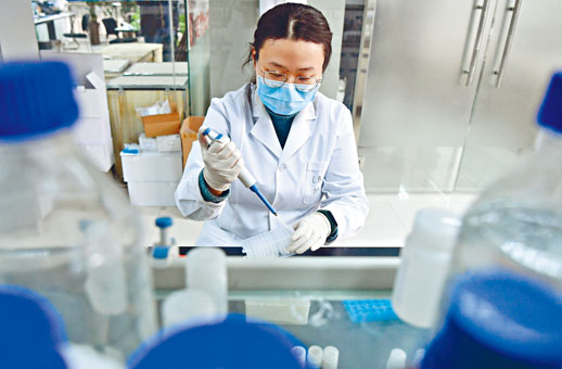 ■河南一家生物科技公司抽檢新冠病毒試劑盒質量。