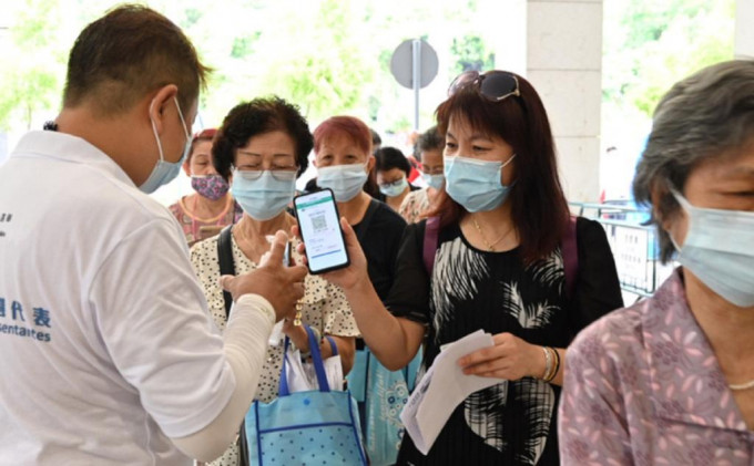 澳门市民出示健康码。澳门新闻局资料图片