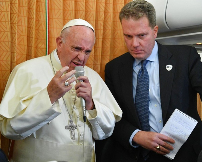 梵蒂冈发言人伯克(左)。AP