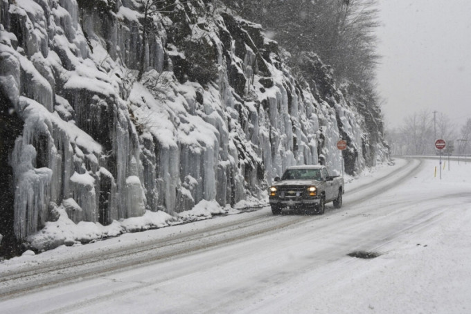 在宾夕法尼亚州，山坡及公路都布满白雪。AP