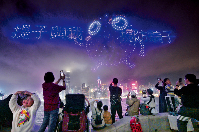 「提子海陸空大匯演」昨晚出動1200架無人機，呈獻「提子幼兒繪本天空秀」。