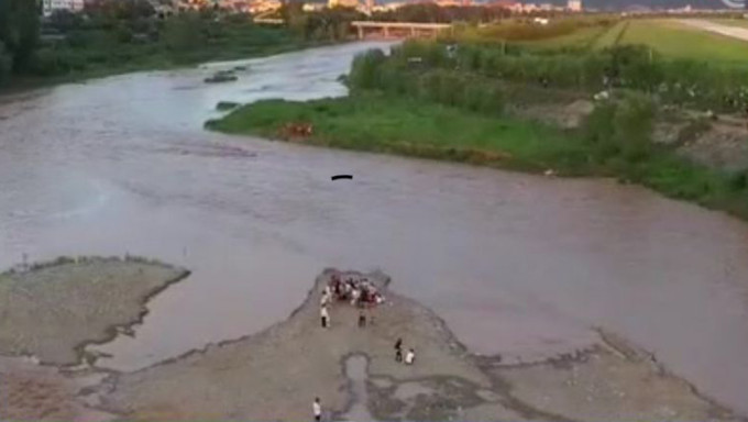 河滩游玩突遇水涨陕西53人被困。