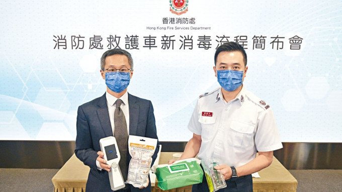 醫務總監莫家良（左）和救護監督（參事）譚傑丰（右），介紹新採用的消毒檢查工具。