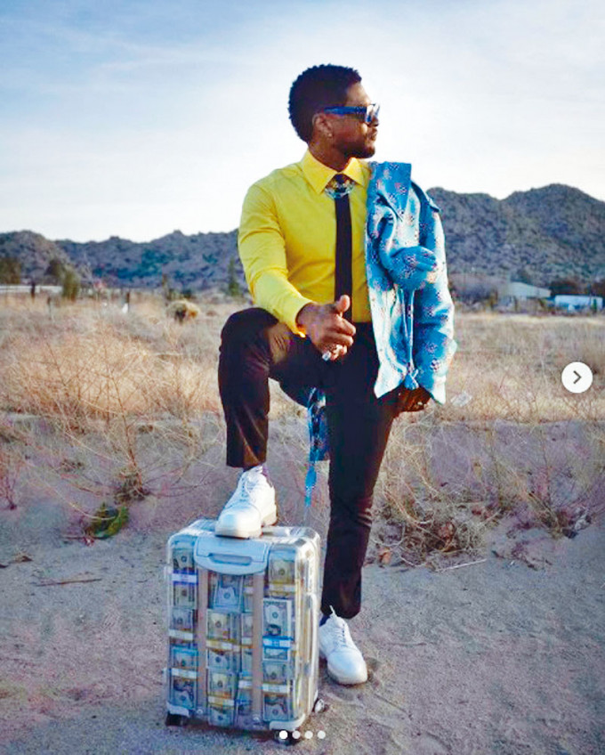 Usher月初曾與塞滿銀紙的行李箱影相。