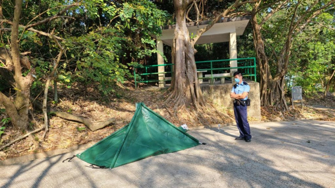 警員用帳篷覆蓋遺體。