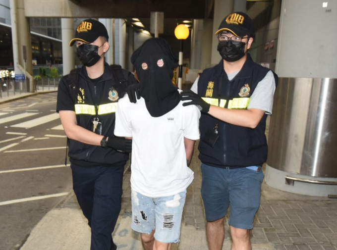 海關昨日在柴灣拘捕一名懷疑涉案的19歲男子。
