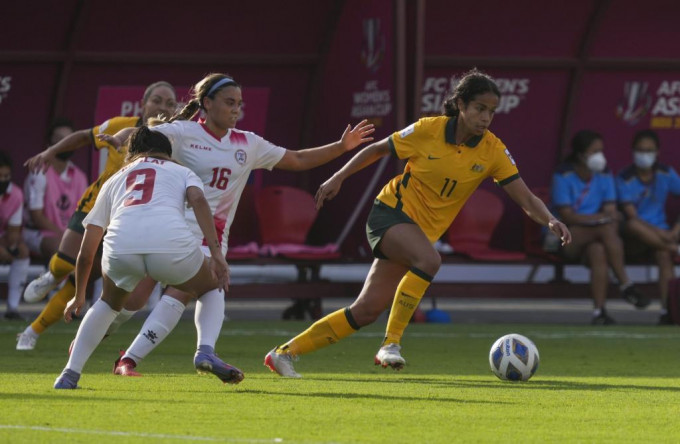 澳洲女足(黄衫)大胜菲律宾4:0，分组两战全胜。AP