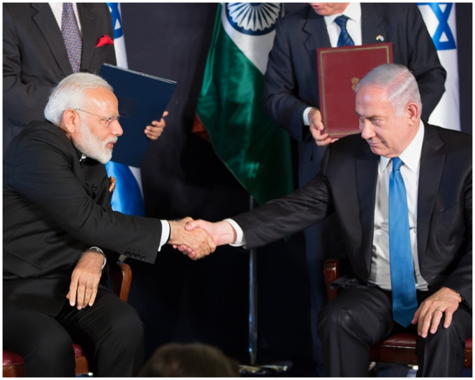 印度总理莫廸(左)和以色列总理内塔尼亚胡。新华社图片