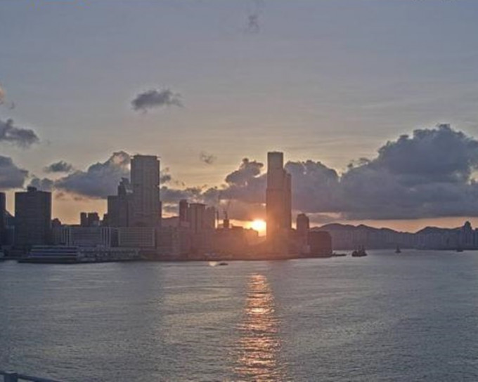 天气酷热有骤雨，最高33度。天文台图片