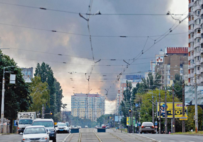 烏克蘭首都基輔周日再受導彈襲擊，漫天黑煙。
