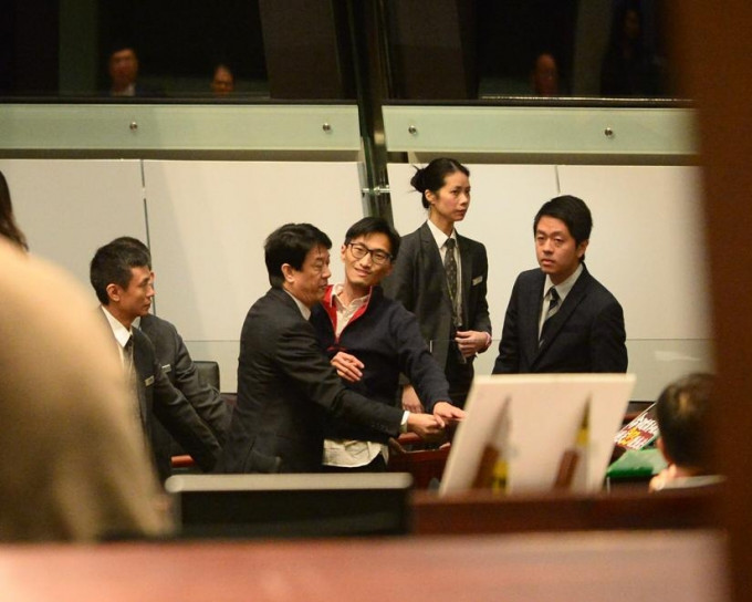许智峯（右）被逐后，今日内不可重返议事厅。