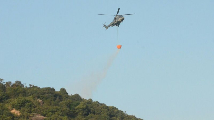 飛行服務隊直升機一度要協助投擲水彈。
