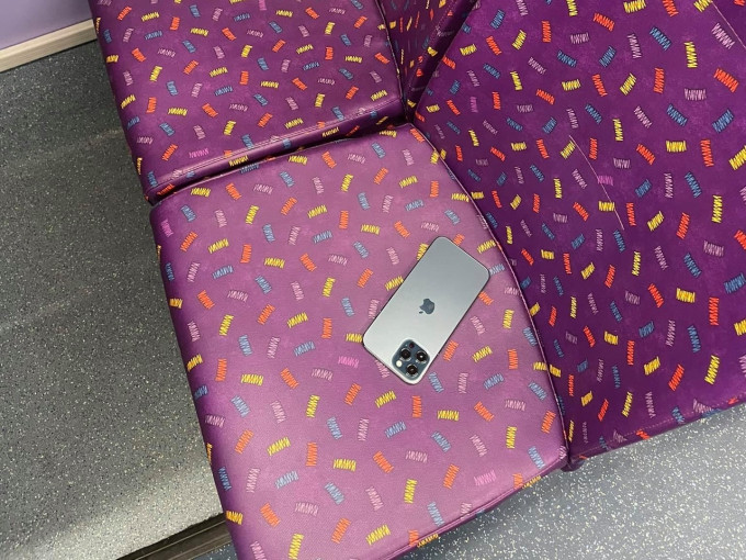 有人將最新型號的iPhone遺下在巴士上。Facebook 「香港突發事故報料區」群組相片