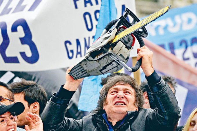 米萊9月在阿根廷拉普拉塔市拉票時揮舞電鋸，以示要削減政府開支。
