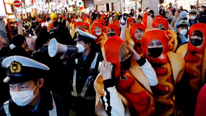 涩谷是万圣节狂欢者聚集热点。 路透社
