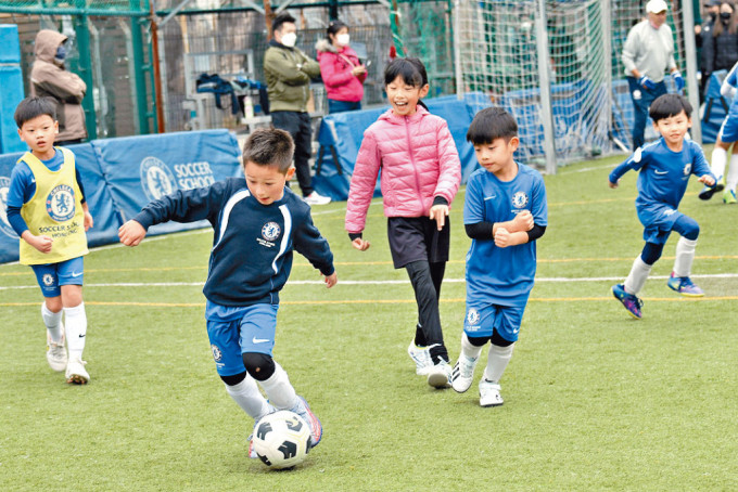 平和基金举办「足球同乐日」活动，小童即场大展脚法。